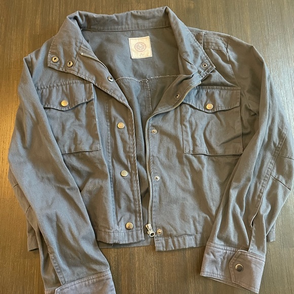 Like new cropped jacket, grey color. Size XL - Picture 2 of 4